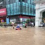 Hà Nội mưa cả đêm, khắp nơi ngập sâu, giao thông tắc cứng