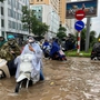 Hà Nội ngập, “hóa thành sông” sau trận mưa lớn