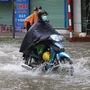 Mưa lớn khiến nhiều tuyến phố Hà Nội vẫn chìm trong nước, cảnh báo ngập sâu ven sông do lũ đạt đỉnh
