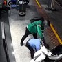 Video: Khoảnh khắc thanh niên táo tợn hành hung bảo vệ, đập tủ kính, cướp tiệm vàng ở Đà Nẵng