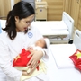 Điều kỳ diệu từ y học: Bé gái chào đời từ phôi thai trữ đông 11 năm tại Bệnh viện Phụ sản Trung ương