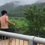 Video người đàn ông nhảy xuống suối lũ, mất tích dậy sóng mạng xã hội