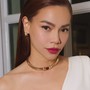 Hồ Ngọc Hà diện váy cắt xẻ táo bạo, lộ một điểm trừ khó tin ở tuổi 40
