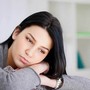 Mở cửa phòng mẹ chồng lúc đêm muộn, tôi chết lặng nhận ra mình đã quá vô tâm