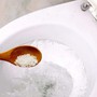 Lý do nhiều người đổ muối vào bồn cầu bị tắc nghẽn