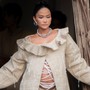 H'Hen Niê khoe bụng bầu trên sàn catwalk, được ông xã chăm sóc 'tận răng'