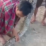 Nhìn ra đường, dân làng bắt gặp cảnh tượng nổi da gà