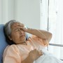 Mở hộp quà con dâu để lại sau ly hôn, mẹ chồng bật khóc khi thấy một dòng chữ