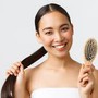 Nên chải đầu như thế nào để có hiệu quả dưỡng tóc tốt nhất?