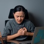 Thức khuya, 'dán' mắt vào màn hình: Người trẻ đối mặt nguy cơ đột quỵ ngay trong lúc làm việc