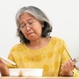 Nghỉ hưu 7 năm vẫn bị con cái 'hành' đủ đường, bà lão bỏ đi làm bảo mẫu: 'Có tiền mới là điểm tựa cuối đời'