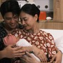 Chồng Ngô Thanh Vân nghẹn ngào khoảnh khắc cùng vợ đón con gái đầu lòng