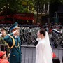 Chờ suốt 1 ngày 1 đêm, cặp đôi chụp ảnh cưới giữa khung cảnh tổng duyệt diễu binh gây sốt mạng