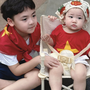 'Khối tí hon yêu nước' nhà Tú Anh, Phương Oanh khiến fan xuýt xoa vì quá dễ thương