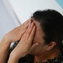 Đêm giao thừa cay đắng: Mẹ già bị con trai bỏ trước cửa nhà em gái vì giấu lương hưu