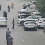 Ô tô chiếm vỉa hè, 'xếp hàng' dưới lòng đường Phạm Văn Đồng ở Hà Nội