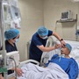 Thứ trưởng Bộ Y tế Trần Văn Thuấn 'mở đường' cứu người đàn ông gặp nạn trên cầu Nhật Tân