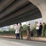 Hà Nội: Người dân phát hiện thi thể đang phân hủy dưới đường Vành Đai 3 