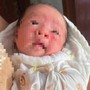 Bé gái sơ sinh bị bỏ lại bên trạm điện cùng 15 triệu đồng