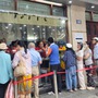 Hà Nội: Người dân xếp hàng chờ mua bánh trung thu truyền thống, có hạn sử dụng ngắn ngày