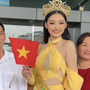 Bố mẹ Hoa hậu Yến Nhi gây chú ý tại sân bay