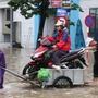 Mưa lớn từ sáng sớm, nhiều tuyến phố Hà Nội biến thành 'sông', người dân bì bõm trong nước