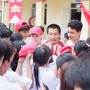 Diễn viên Tạ trong phim 'Mưa đỏ' về thăm trường cũ