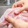 Có nên rửa thịt trước khi cho vào tủ lạnh không?