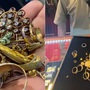 Nhặt được vàng ở bãi rác, người đàn ông mang đi kiểm tra thì sốc nặng