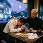Bắt gặp con rể mua đồ đắt tiền cho nhân tình, cách xử lý của bố vợ khiến anh ta quỳ sụp bật khóc