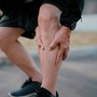 Sau tuổi 60, đi bộ vẫn đều đặn nhưng đôi chân yếu dần: 5 dấu hiệu không nên bỏ qua