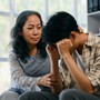 "Mẹ ơi, con đi làm đã quá mệt rồi!": Câu nói lúc nửa đêm của con trai khiến tôi lặng người nhìn lại sai lầm năm xưa