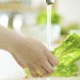 Rửa rau thế nào cho đúng? Những thói quen tưởng sạch nhưng chưa chắc loại bỏ được nguy cơ