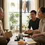 Giao thẻ lương cho mẹ chồng giữ hộ mua nhà, câu nói ngoài ban công khiến tôi nghẹn lòng