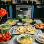 Từng nằm liệt giường gần 1 năm, người phụ nữ 55 tuổi ở Hà Nội "hồi sinh" kỳ diệu bên những mâm cơm gia đình chữa lành