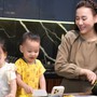 Phương Oanh gây chú ý khi cùng cặp song sinh nấu ăn, đón mùa thu Hà Nội