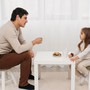 4 cách nuôi dạy con khiến cha mẹ về già dễ cô đơn
