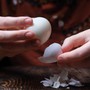 Luộc trứng cho muối hay giấm vào nước: Mẹo nào giúp róc vỏ, lòng đỏ không bị thâm?