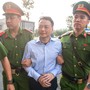 Cảnh sát dẫn giải Shark Bình và 'ông trùm' lừa đảo Mr Pips vào phòng xét xử