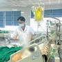 Người phụ nữ 51 tuổi nguy kịch sau khi tự truyền dịch 'thải độc gan' tại nhà