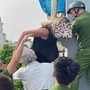 Hà Nội: Kịp thời giải cứu 2 người nước ngoài khỏi đám cháy nhà dân trên phố Tràng Tiền
