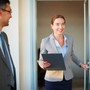 Cùng đến muộn, người EQ thấp vội viện cớ, người EQ cao chỉ nói một câu khiến ai cũng dễ chịu