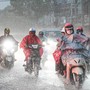 Tin sáng 7/10: Miền Trung tiếp tục mưa lớn; bé gái sơ sinh bị bỏ lại trước nhà kèm lá thư 'người mẹ bất hạnh'