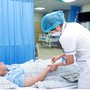 Ăn tôm đồng, bé trai 14 tuổi nổi mẩn, khó thở, phát hiện phản vệ nặng