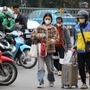 Hà Nội: Người dân 'tay xách nách mang' về quê đón Tết, cửa ngõ Thủ đô ùn tắc
