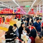 Ngày cận Tết, 'biển người' đổ về siêu thị mua sắm