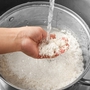 Nên nấu cơm bằng nước nóng hay nước lạnh? Thói quen quen thuộc nhưng nhiều người vẫn hiểu chưa đúng