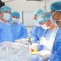 Người phụ nữ 60 tuổi ở Hà Nội được phẫu thuật thay khớp gối toàn phần dưới sự hỗ trợ của robot
