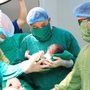 Sản phụ sinh hạ thành công con ở tuổi 60