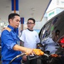 Giá xăng dầu tiếp tục giảm sâu, mặt hàng xăng giảm gần 6.000 đồng/lít